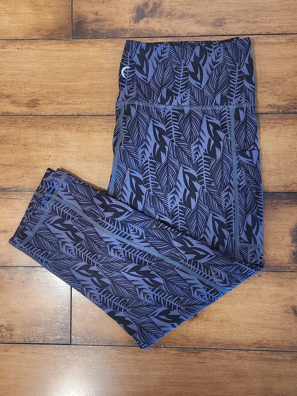 Zyia Black feather print capri